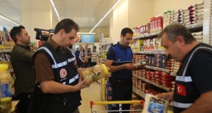 Elazığ Belediyesi, bayram öncesi market ve AVM'leri denetledi