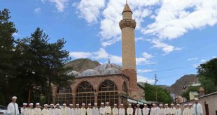 Erzurum'da 58 kuran kursu öğrencisi icazet merasiminde belgelerini aldılar