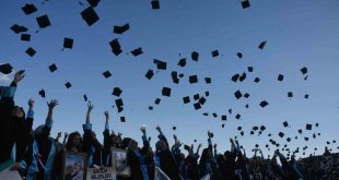 Bitlis'te 2 bin 260 öğrenci üniversiteden mezun oldu