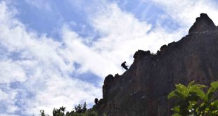 Dağcılar Kemaliye'de kaya tırmanışı gerçekleştirdi