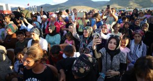 Sanatçı Yavuz Bingöl Malatya'da depremzedelere konser verdi