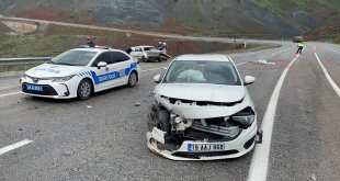 Erzincan'da iki otomobilin çarpıştığı kazada 2 kişi yaralandı