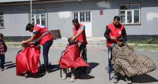 Türk Kızılay gönüllüleri Van'da engelli, yaşlı ve çocukların bayram tıraşını yapıyor