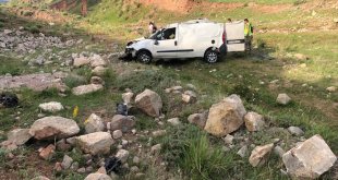 Erzurum'da dere yatağına devrilen hafif ticari araçtaki 6'sı çocuk 9 kişi yaralandı