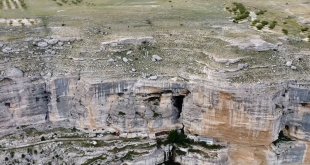 Malatya'da yaşadığı mağarada 18 çocuğunu büyüten eski muhtarın hayatı turistlerin ilgisini çekiyor