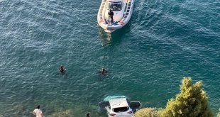 Gevaş'ta Van Gölü'ne uçan otomobildeki iki kişi öldü