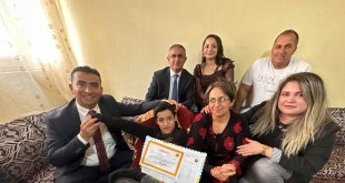 Özel eğitim uygulama öğrencisine öğretmenlerinden evde karne sürprizi