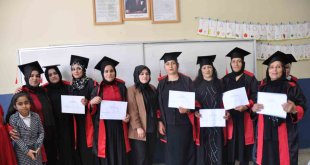Yüksekova'da 18 kadın ilkokuldan mezun oldu