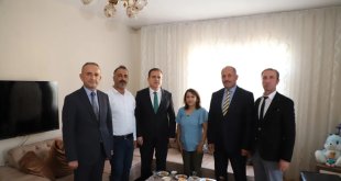 Vali Akbıyık'tan minik kıza ziyaret