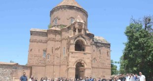 Tuşba Belediyesinden YKS'ye girecek öğrencilere moral gezisi