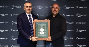 Kulüpler Birliği Vakfından "Socios.com"un kurucusu Alexandre Dreyfus'a teşekkür plaketi