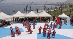Van'da 13 yöreden folklor gösterisi ilgiyle izlendi