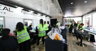 L'Oreal'in mobil güzellik servisleri tırı deprem bölgesindeki kadınlarla buluştu