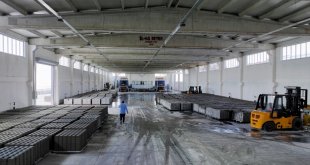 Ağrı'daki Kilit Parke Bordür Taş Fabrikası'nda üretime başlandı