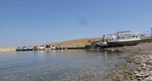 Van Gölü'nde 10 balıkçı barınağının kuraklıktan etkilendiği tespit edildi