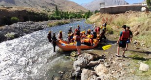 Doğaseverler Müküs Çayı'nın serin suyunda rafting yaptı