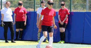 Görme engelli sporcu, elleriyle kazandığı madalyalara şimdi ayaklarıyla ulaşmak istiyor