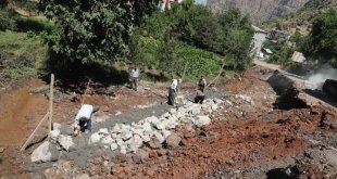 Yağışlardan dolayı yıkılan duvar yapılmaya başlandı