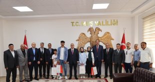 Vali Gündüzöz, YKS ve LGS'de dereceye giren öğrencileri ödüllendirdi