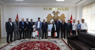 Muş Valisi Gündüzöz, sınavlarda dereceye giren öğrencileri ödüllendirdi