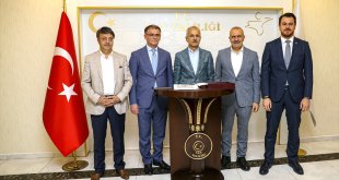 Bakan Uraloğlu, Van'da AK Parti İl Başkanlığını ziyaret etti: