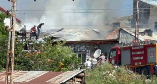 Sarıkamış'ta bir ev yanarak kül oldu