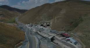 Bakan Uraloğlu, Başkale-Güzeldere Tüneli Işık Görme Töreni'nde konuştu: