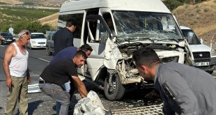 Malatya'da tır ile minibüs çarpıştı 1 kişi yaralandı