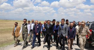 Kars Valisi Öksüz sel, dolu ve sağanaktan zarar gören köylerde incelemelerde bulundu