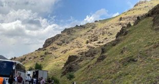 Tırın çadırı açıldı, cam kırıkları yola saçıldı