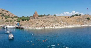 Van Denizi Yüzme Festivali renkli görüntülerle sona erdi