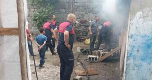 Ağrı'da ahırda çıkan yangın korkuttu