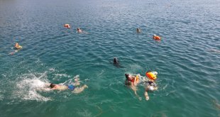 Doğaseverler Türkiye'nin en büyük krater gölü olan Nemrut Krater Gölü'nde yüzdü