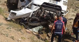 Ağrı'da şarampole yuvarlanan tırın sürücüsü öldü