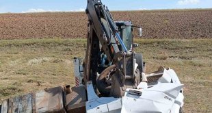 Tır şarampole devrildi: 1 ölü