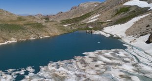 Tunceli'de yüzeyindeki buzulların eridiği Buyer Gölü'ne geziler başladı