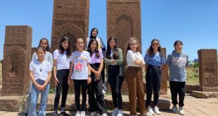 Ahlat'ta yaz kurslarına katılan öğrenciler tarihi mekanları gezdi