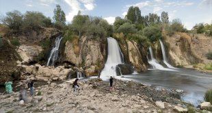 Muradiye Şelalesi'nin debisi sıcak hava ve buharlaşma nedeniyle düştü