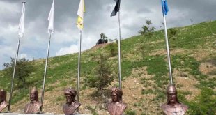 Tortum Şelalesi'ne Türk Büyükleri Anıtı