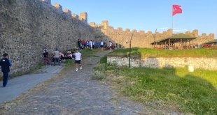 Ardahan'a gelen ANALİG voleybolcuları kortej yürüyüşü yaptı