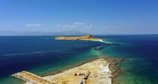 Van Gölü'nün tuzlu ve sodalı sularında kulaç attılar