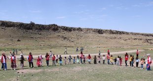 Köy köy dolaşıp çocukları mutlu ediyorlar