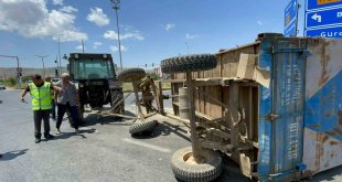 Tatvan'da tır ile traktör çarpıştı