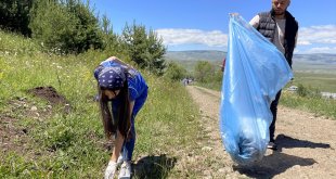 Ardahan'da gönüllü gençler ormanda çöp topladı