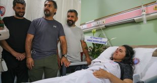 Buzul çatlağından yaralı çıkarılan çift, kendilerini kurtaran dağcılarla hastanede buluştu