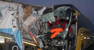 Elazığ'da yolcu otobüsü ile tır çarpıştı: 1 ölü, 32 yaralı