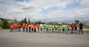 Muş Kayak Takımı sporcuları, Türkiye şampiyonası için asfaltta güç depoluyor