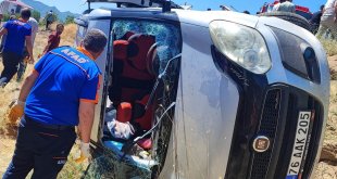 Bitlis'te tır ile hafif ticari aracın çarpışması sonucu 3 kişi yaralandı