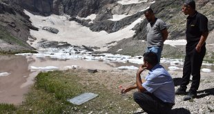 Hakkari'de Cilo Buzullarında kaybolan 2 kişiyi arama çalışmaları sürüyor