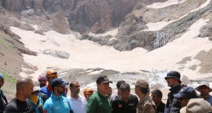 Vali Akbıyık buzul bölgesinde incelemelerde bulundu